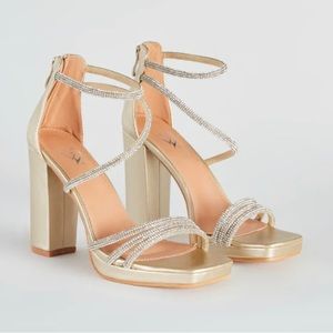 Heels from Windsor size 8 the color is a gold champagne